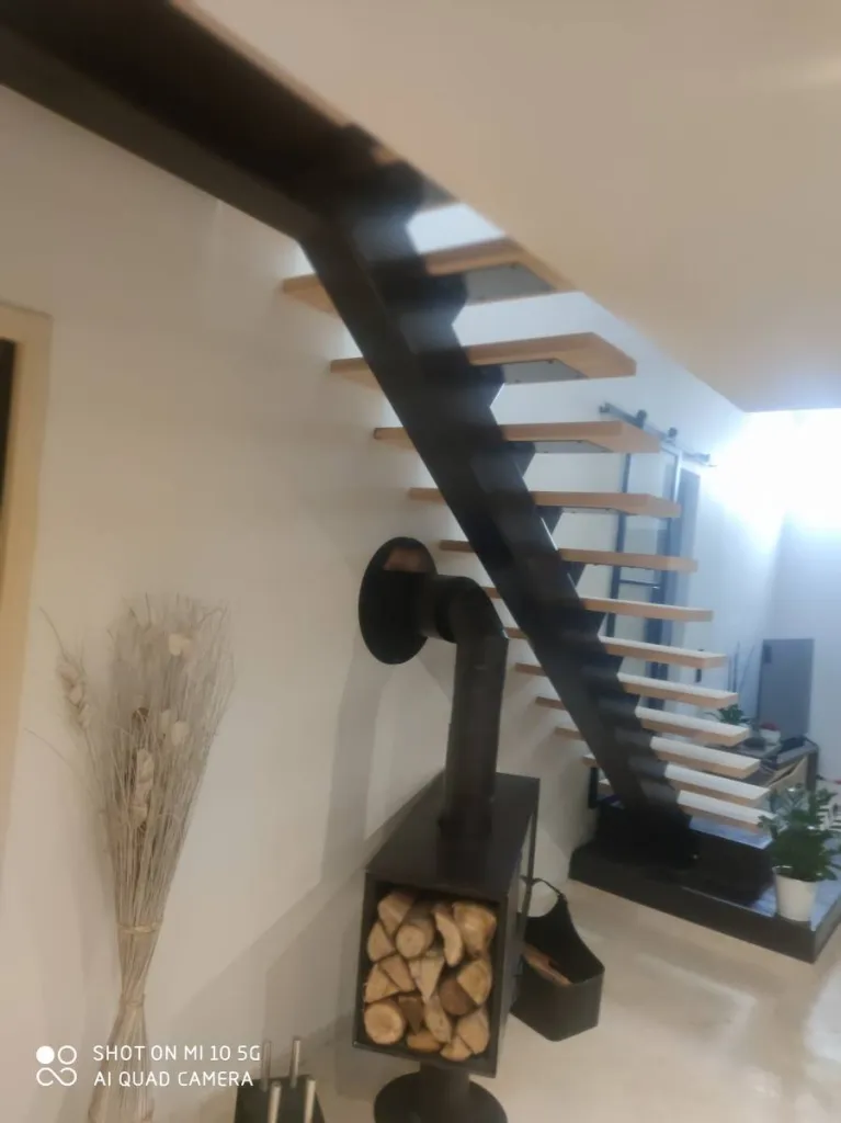 REALISATION SUR MESURE ESCALIER FER AVEC MARCHES EN BOIS MASSIF ET MAT CENTRAL SECTEUR AIX EN PROVENCE