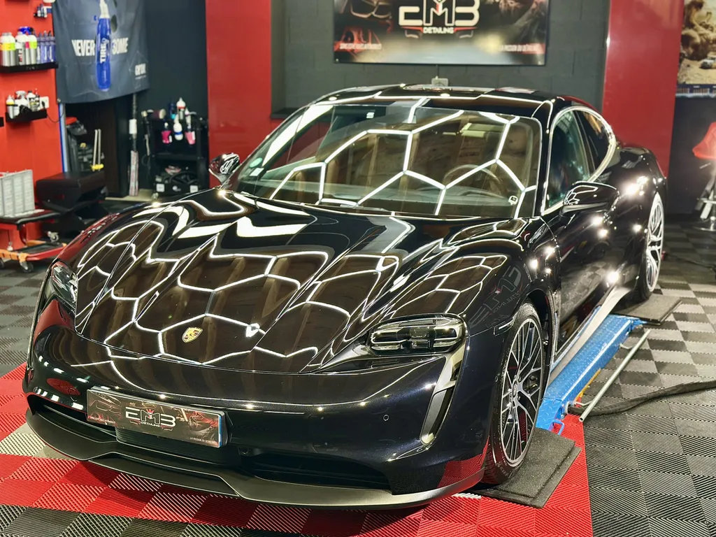 detailing lyon spécialiste Porsche Taycan