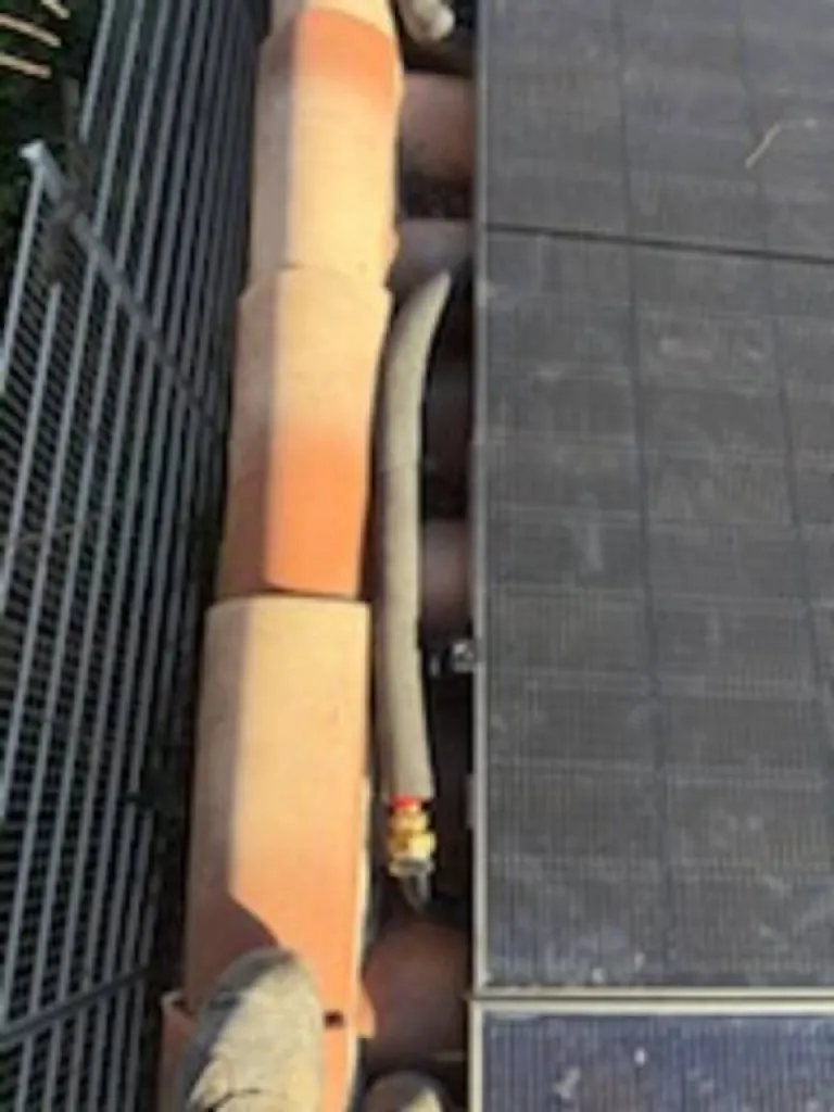 Installation sur toiture de panneaux solaire pour chauffer l'eau d'une piscine à Toulon 