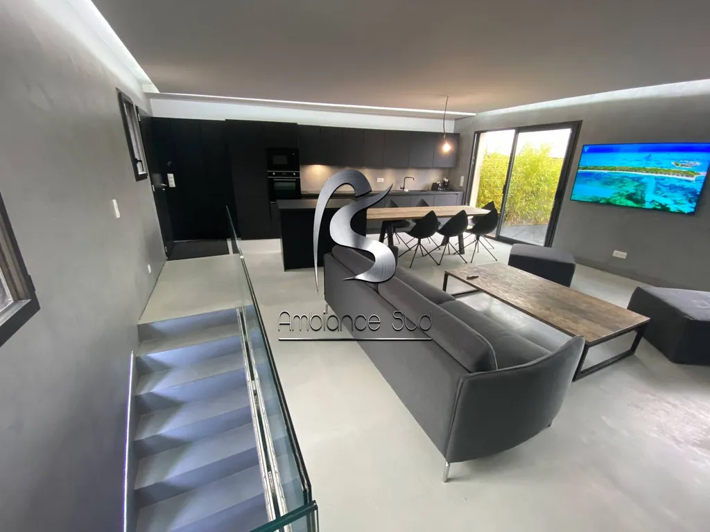 Réalisation d’une chape mince fibrée teintée façon béton ciré coulé dans une villa à La Seyne sur mer proche de Toulon dans le 83