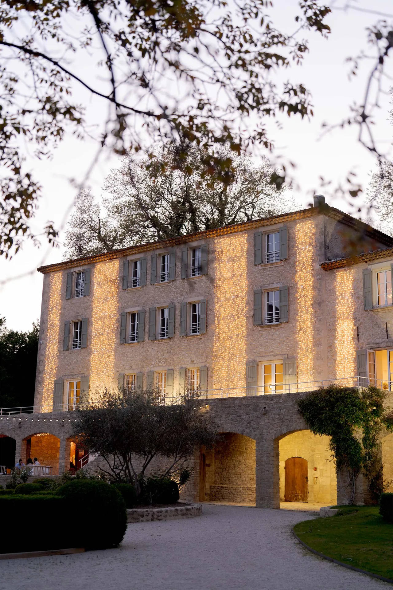 Louer propriété chateau pour clip musical vers Avignon proche Sorgues, Monteux, Aix: piscine vue dégagée, ambiance provençale luxe
