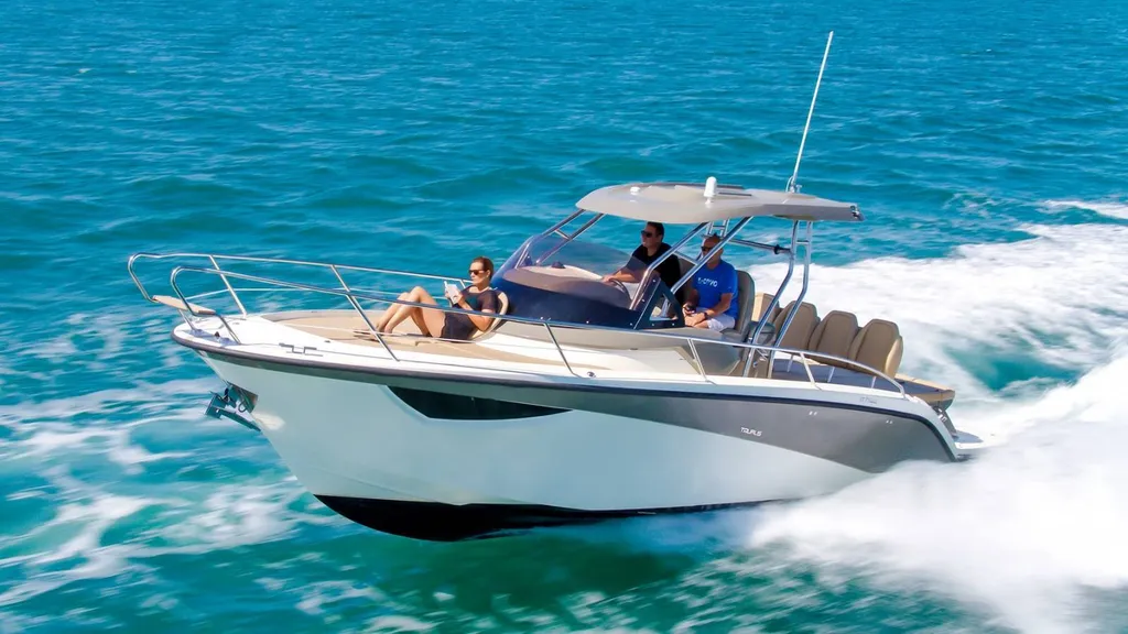 A vendre vedette habitable 2 cabines Les 3 Ilets en Martinique