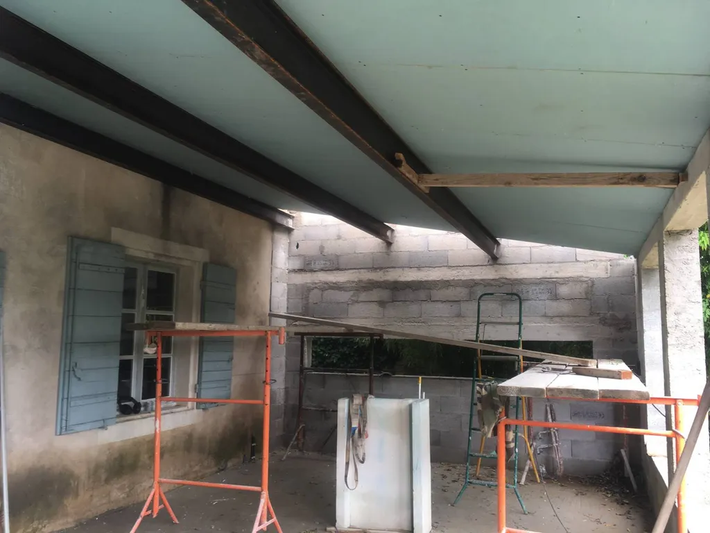 Réalisation d'une toiture avec panneaux isolants à Grans