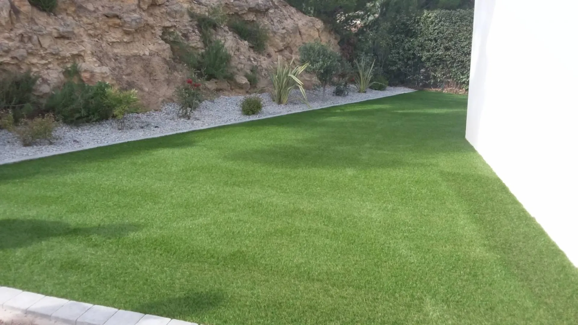 Installation d'un gazon synthétique sur terre  et réalisation d'un massif mediterranéen avec goutte à goutte programmable