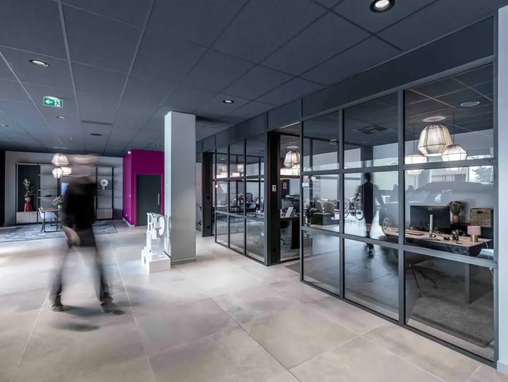 Cloisons vitrées amovibles et modulables pour structurer un espace tertiaire à Aubagne