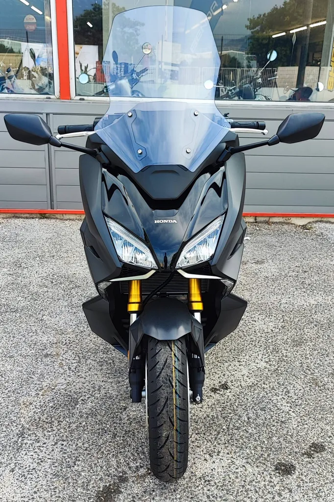 HONDA FORZA 750 DU 05/2025 AVEC 500 KM.