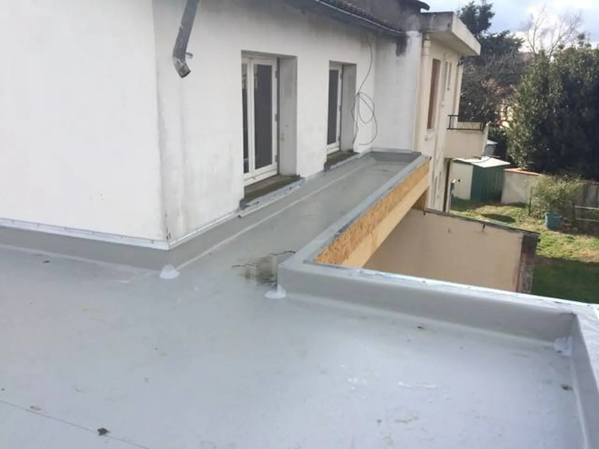 Toit terrasse avant reprise de l’étanchéité présentant des risques d’infiltration d’eau dans une maison à Lyon Vaise (Rhône – 69).