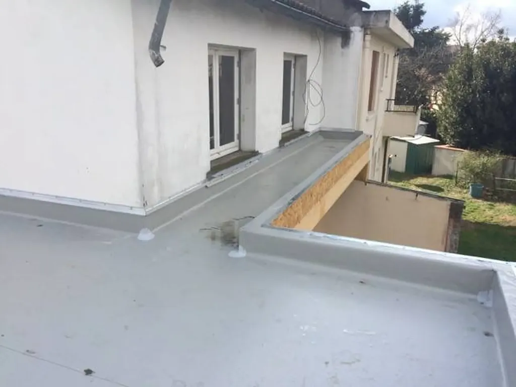 Toit terrasse avant reprise de l’étanchéité présentant des risques d’infiltration d’eau dans une maison à Lyon Vaise (Rhône – 69).