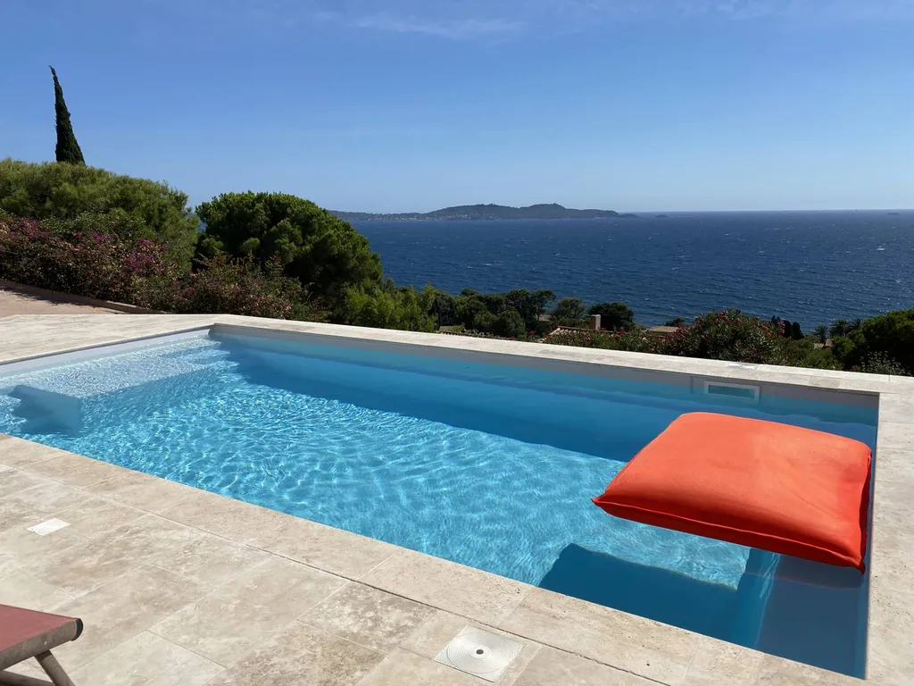 Piscine avec vue sur mer à Carqueiranne