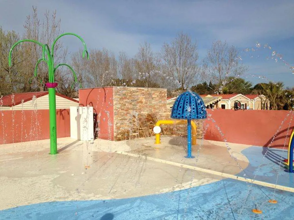je recherche une piscines avec un aquatoons du camping 4 etoiles du Mas de la Plage