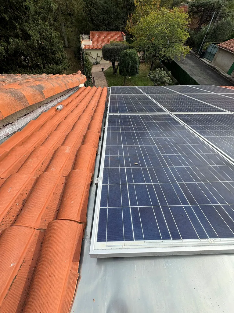 Pose d'entourage en zinc pour l'étanchéité de panneaux solaires sur toiture à Muret
