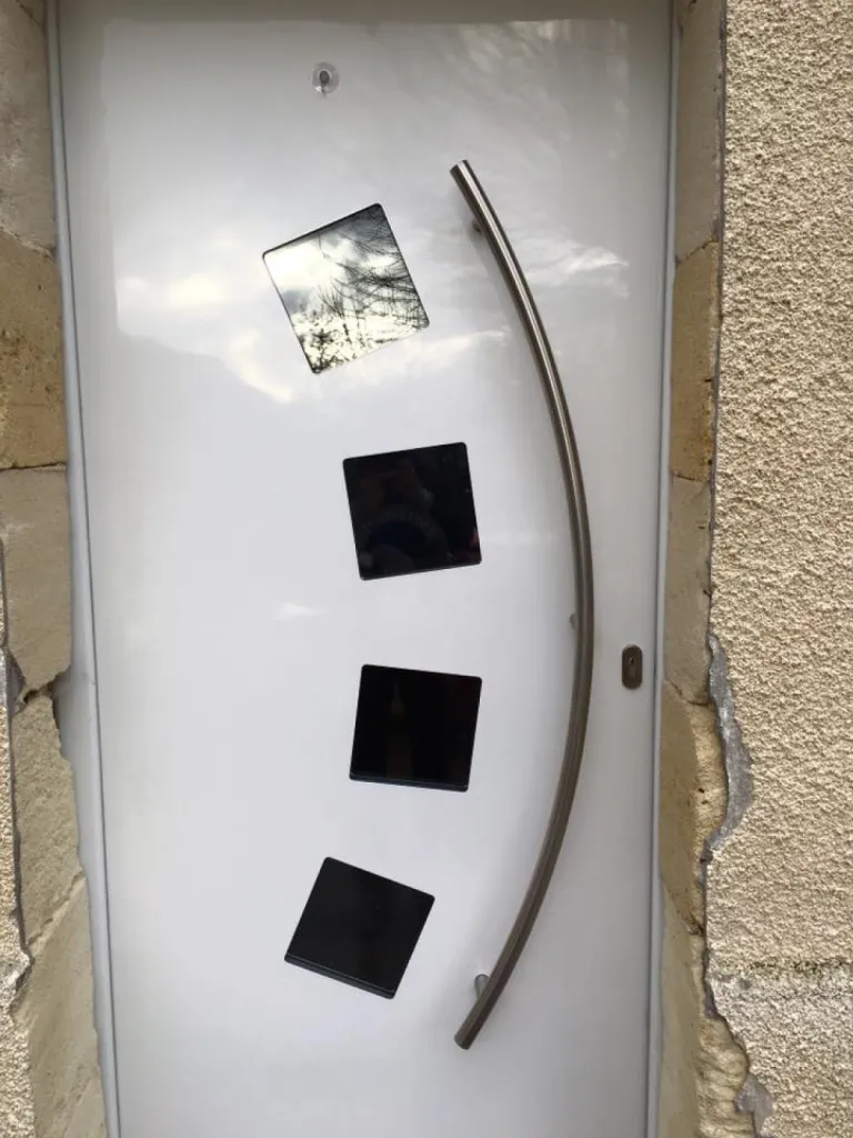Remplacement d’une porte d’entrée blanche et moderne avec vitrage intégré à Créon