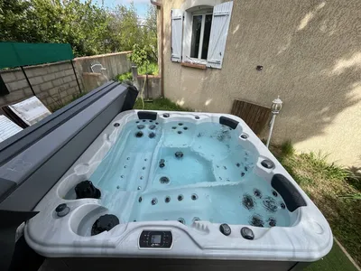Achat d'un spa 5 places à Poulx (30), proche d'Uzès, installation du modèle 0565 spa canadien dans un jardin. - MCR Piscines et Spas - Gard