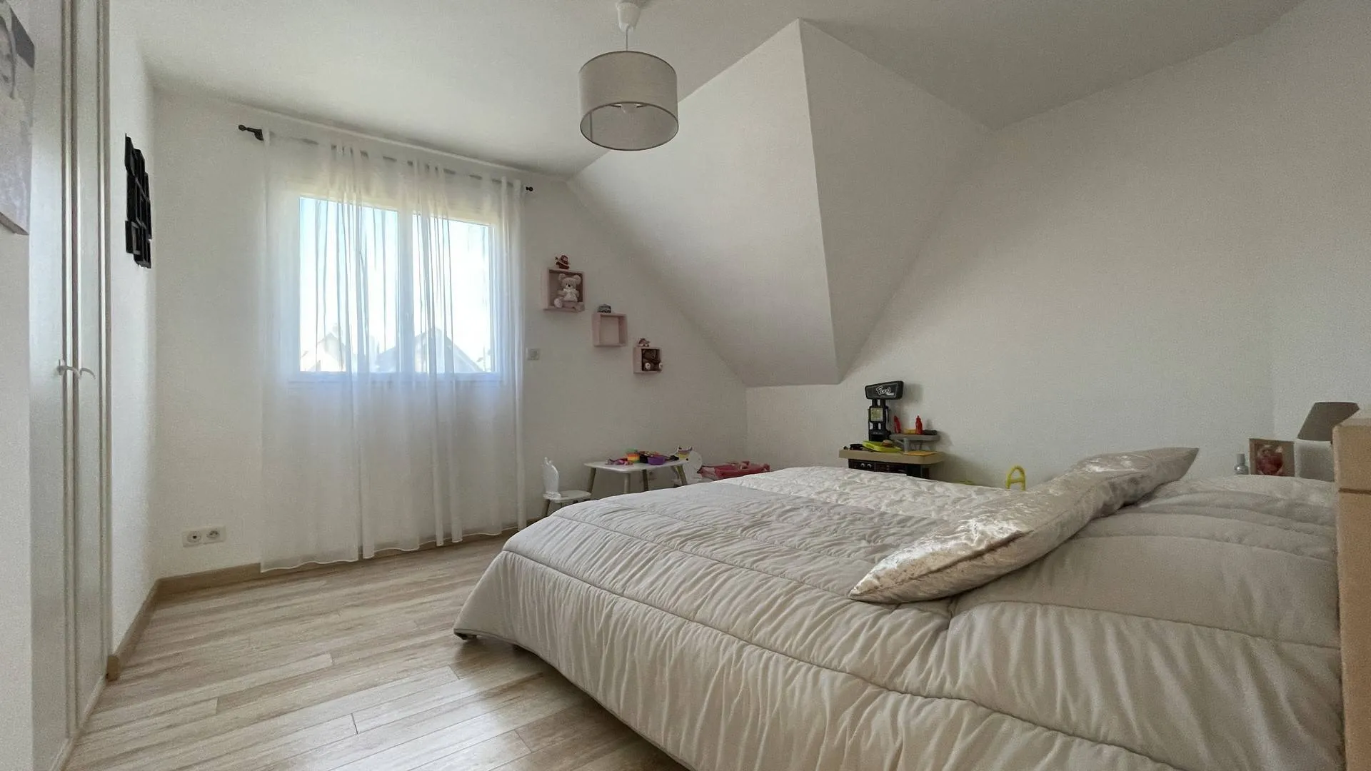 Maison d’architecte de 168.93 m², située à proximité de la commune d'envermeu et de ses commerces, sur son terrain de 2 500 m², Seine Maritime, 76