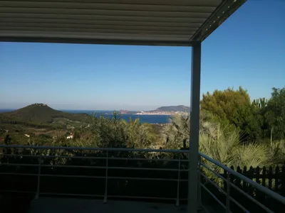 Installation d'une pergola bioclimatique blanche en aluminium pour couvrir une terrasse face à la mer à Bandol