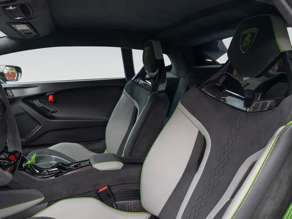 Sièges sport de la Lamborghini Huracán Tecnica Ad Personam en Carbone et Alcantara, design racing et maintien haut de gamme.