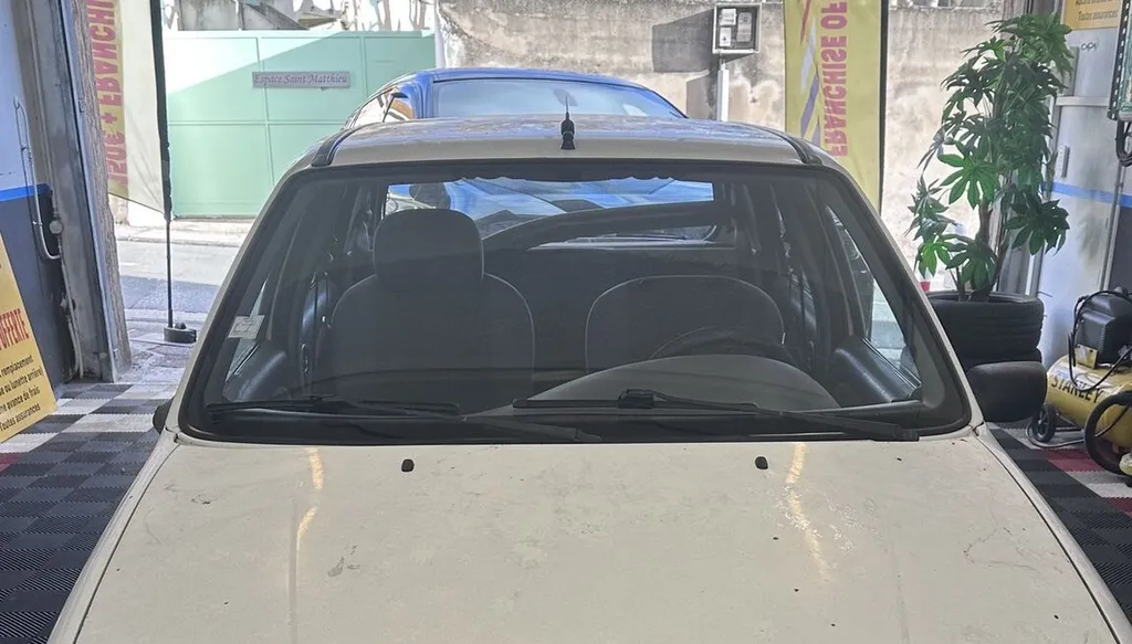 Changement de pare-brise pour véhicules professionnels directement sur votre lieu de travail à Marseille avec franchise offerte