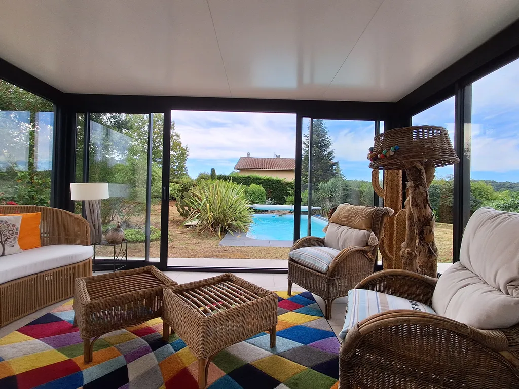 Réalisation d’une extension à toit plat en aluminium avec coulifixe en façade à Fumel dans le Lot-et-Garonne