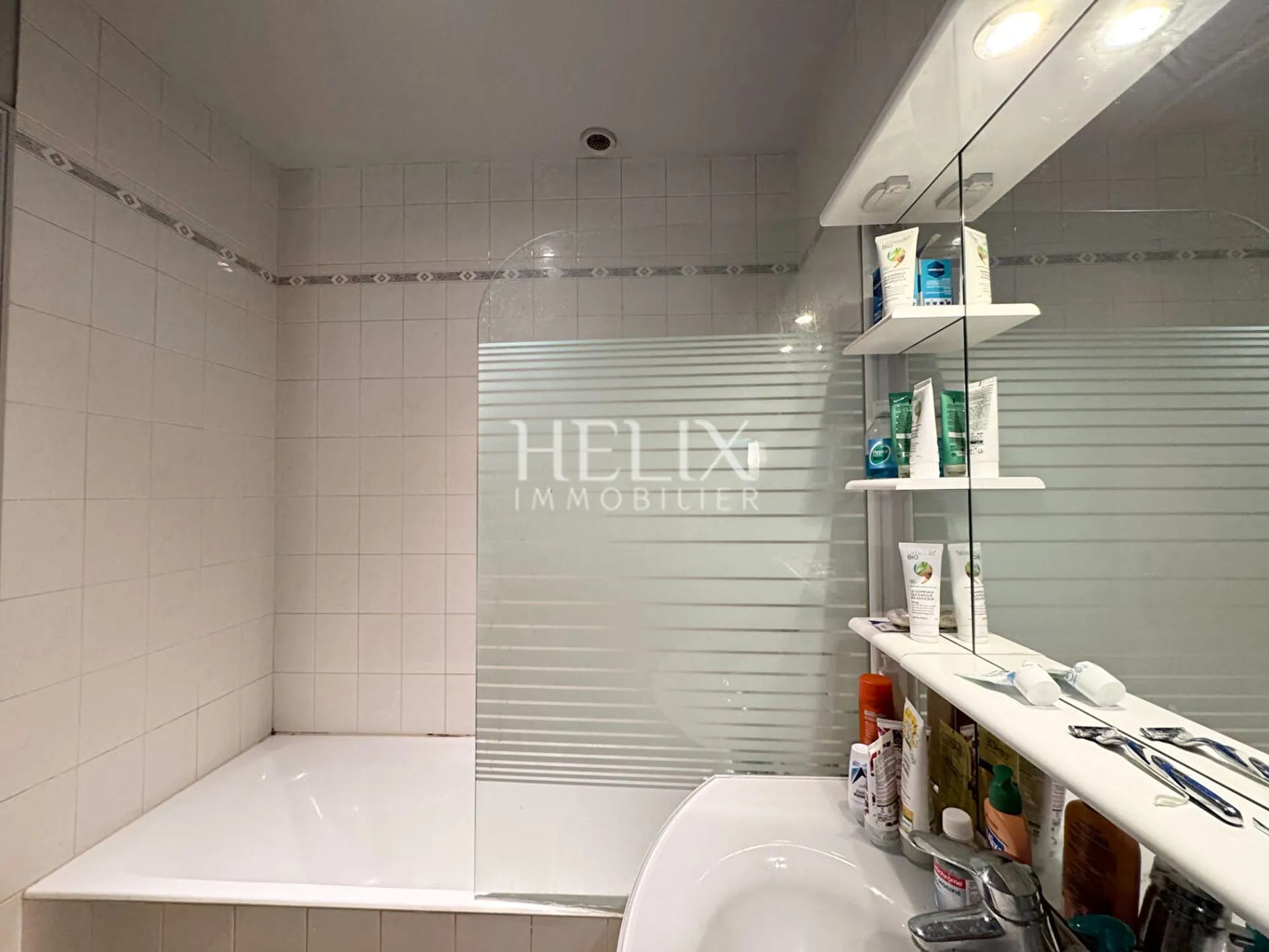 A vendre un appartement traversant situé au 4ème et dernier étage dans un immeuble ancien à Saint-Germain-en-Laye. 