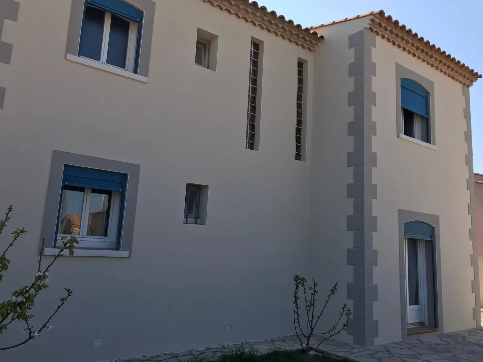 Rénovation des façades en finition gratté fin d’une maison située à Frontignan entre Sète et Montpellier 