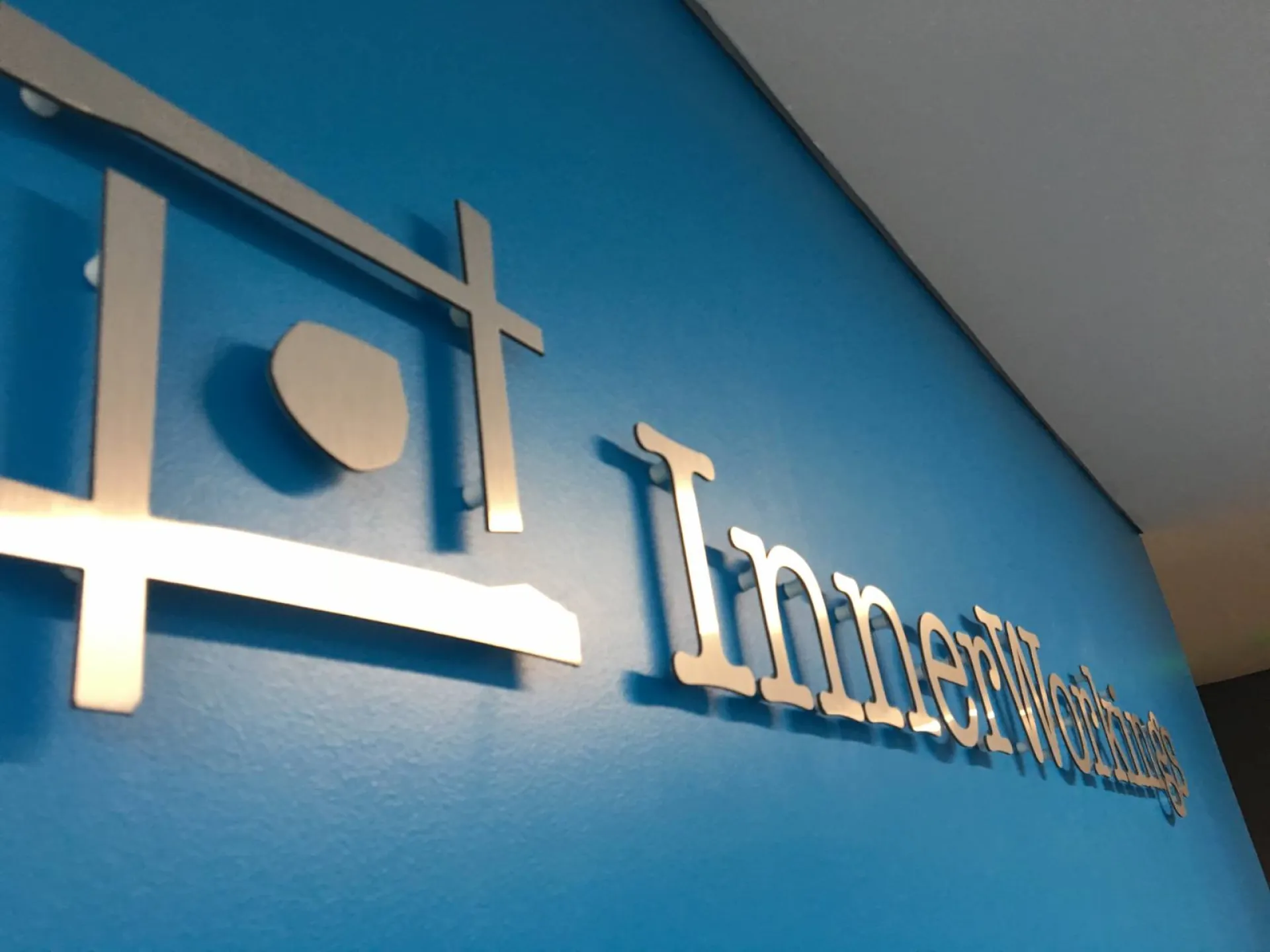 Enseigne lettre découpées alu dibond brossé intérieur Paris Innerworking