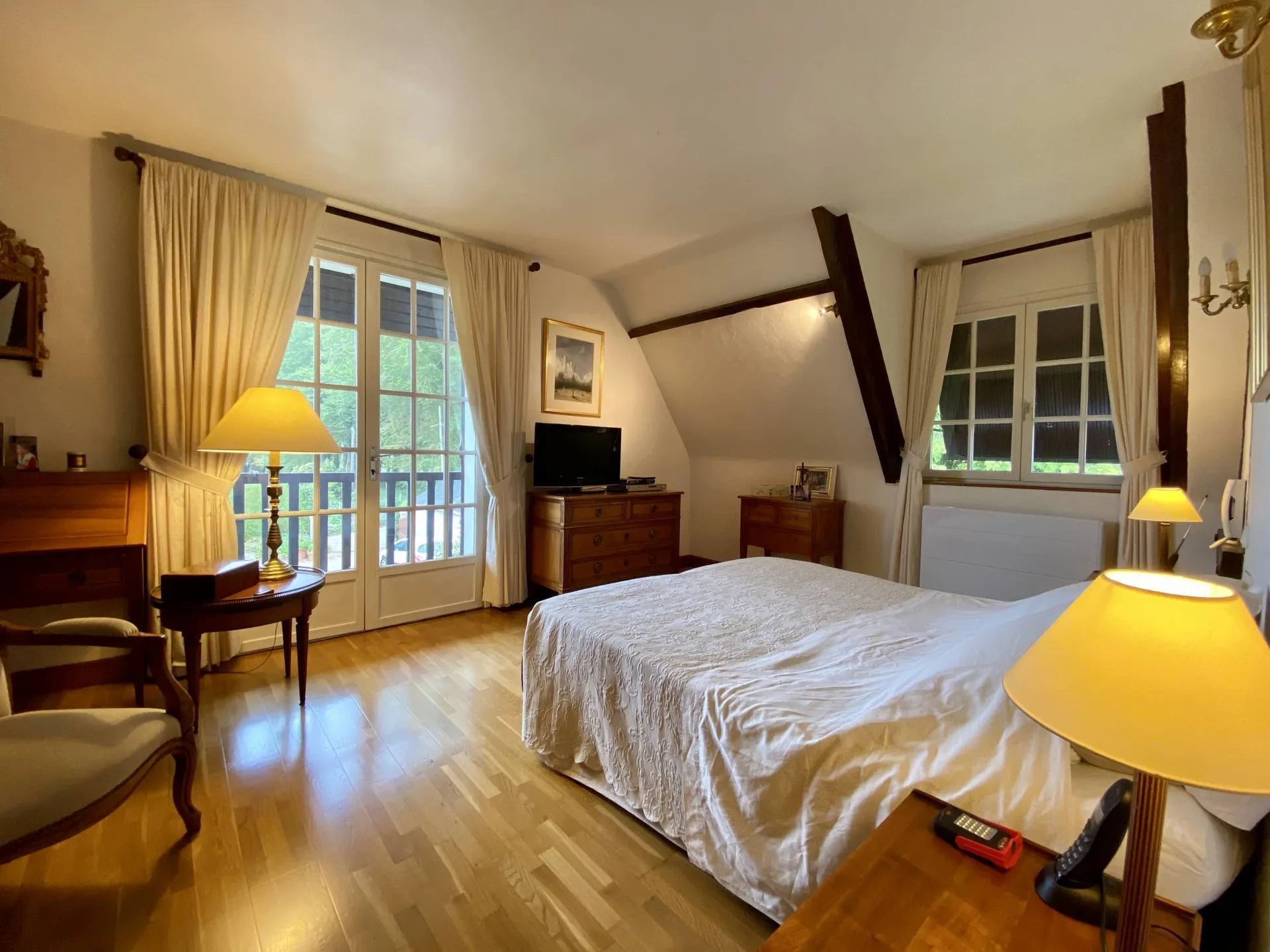 Vends maison normande traditionnelle proche des commerces et des grands axes.