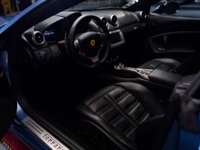 Film XPEL appliqué sur Ferrari California pour une finition haut de gamme à Lorient.