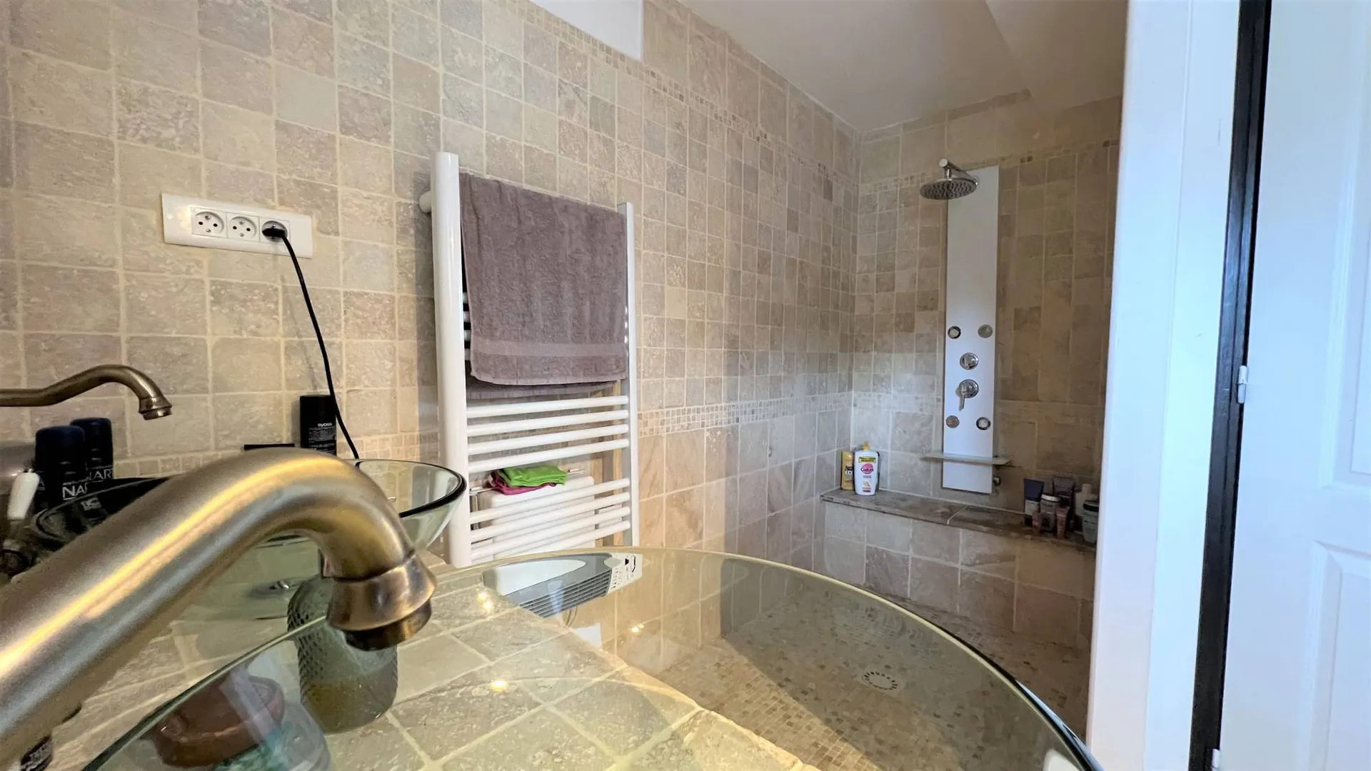 Une salle d'eau avec une douche à l'italienne et WC