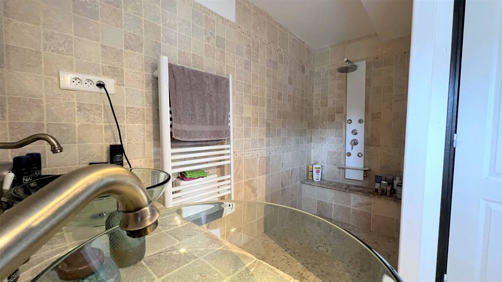 Une salle d'eau avec une douche à l'italienne et WC