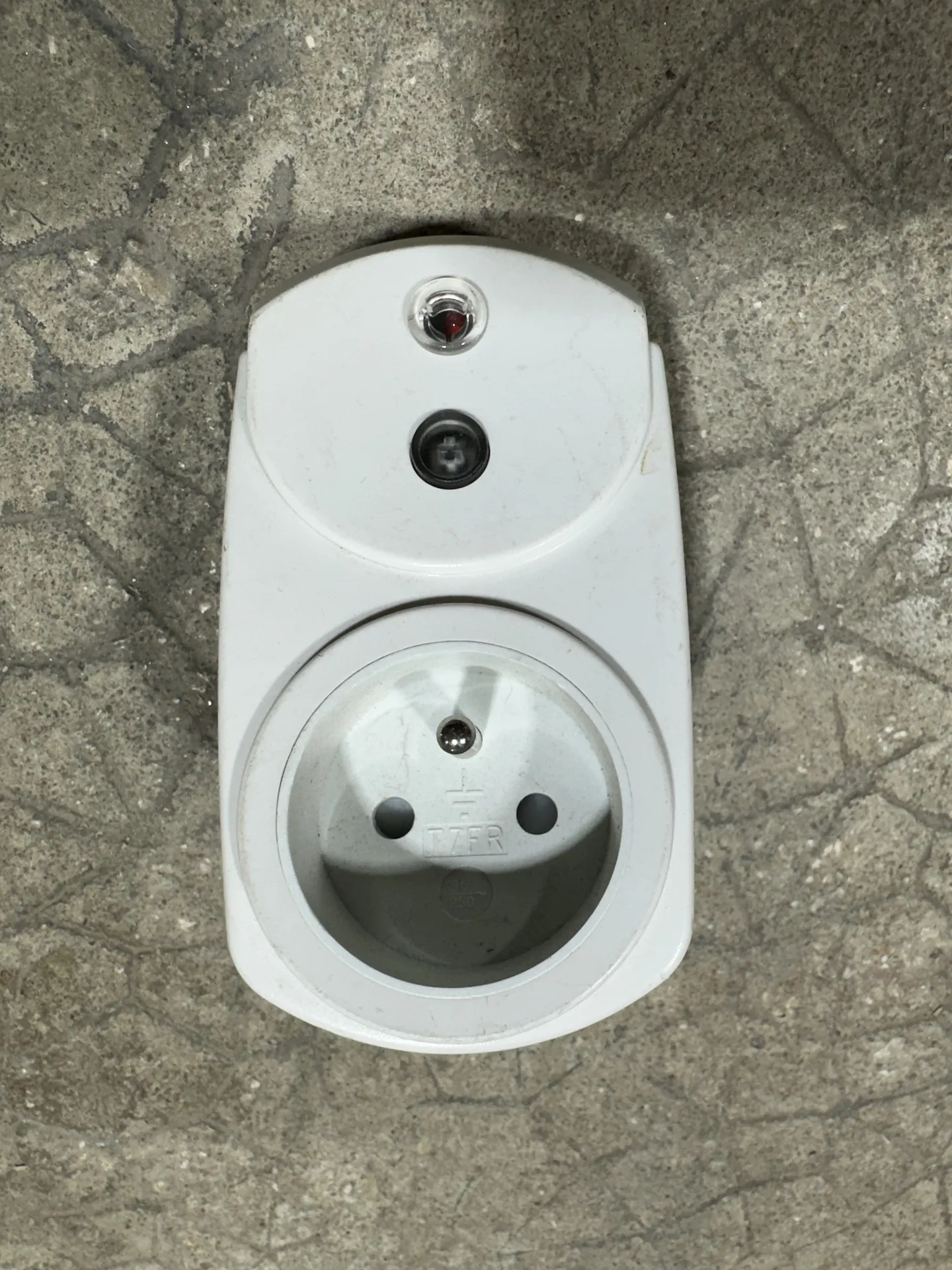 2 PRISES TELECOMMANDEES