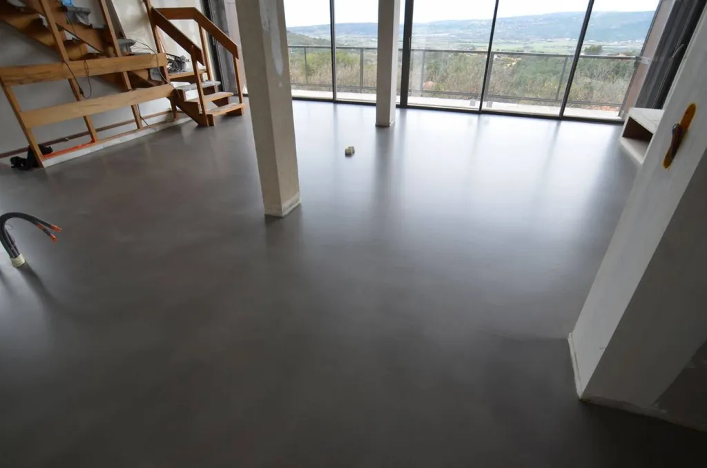 SOL DECORATIF EN BETON CIRE COULE ROUSSILLON