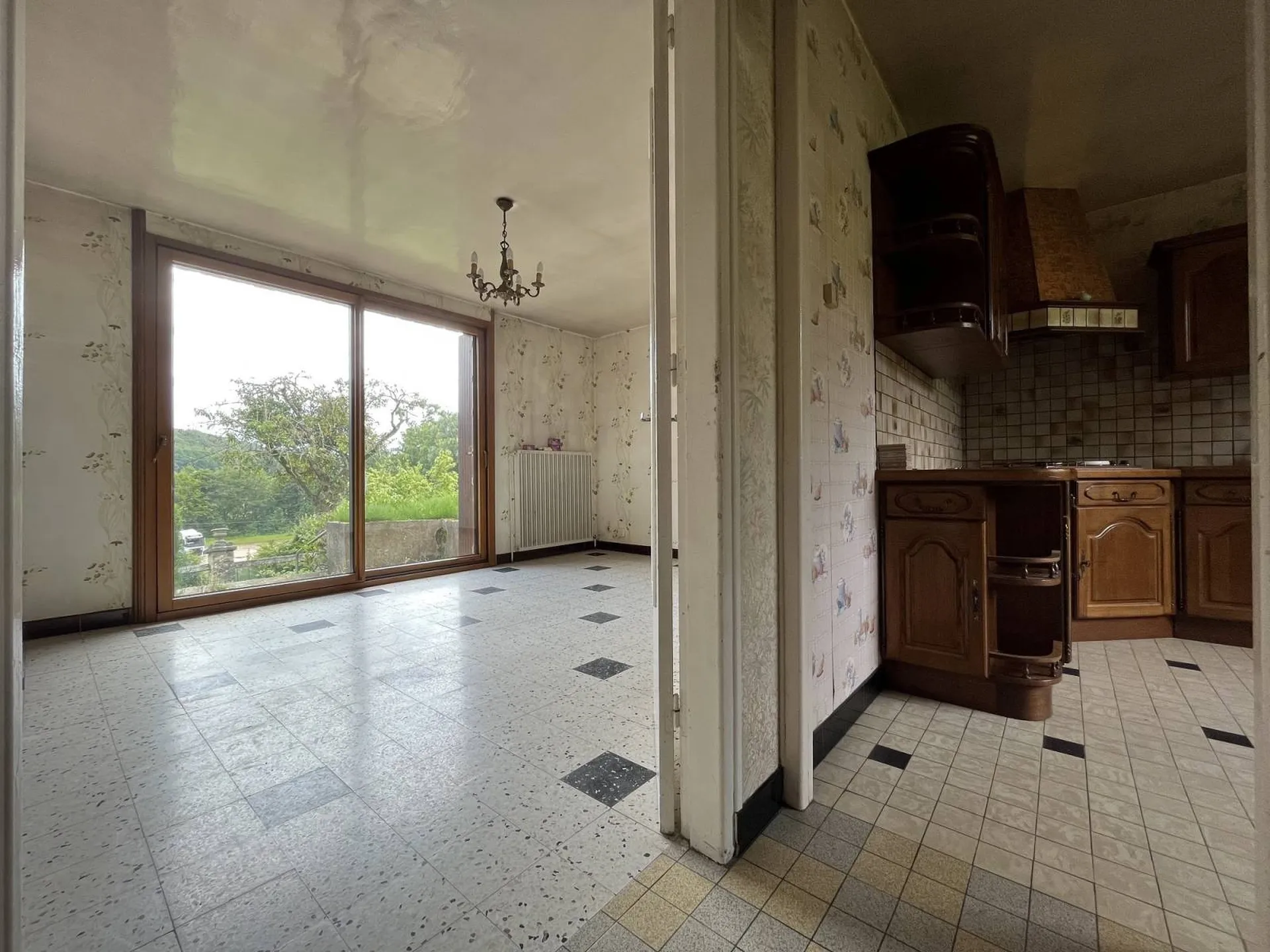 Maison individuelle de 1967 - Environ 2768m²  de terrain - Sous-sol complet