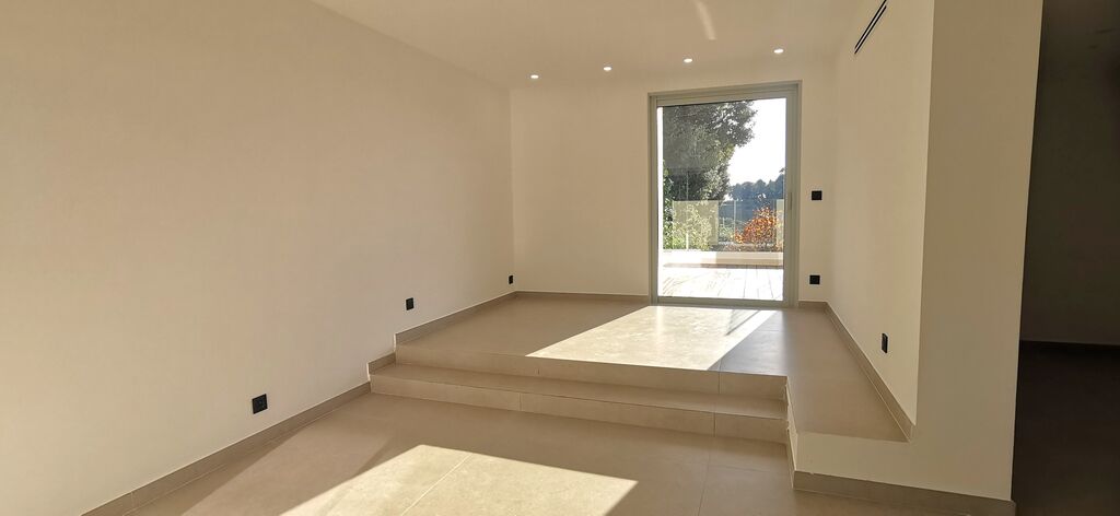 Vente maison individuelle entièrement rénovée Cassis à proximité immédiate du port à pied avec piscine, garage et dépendance