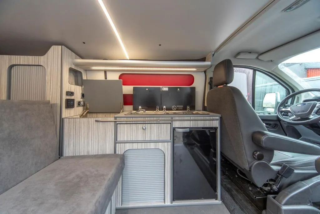 Aménagement sur-mesure d'un Ford Transit Custom à Marseille : van pensé pour l'apéro pieds dans le sable dans les Bouches-du-Rhône
