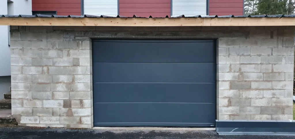 Remplacement d’une porte de garage motorisée – chantier avant / après à Lutzelhouse