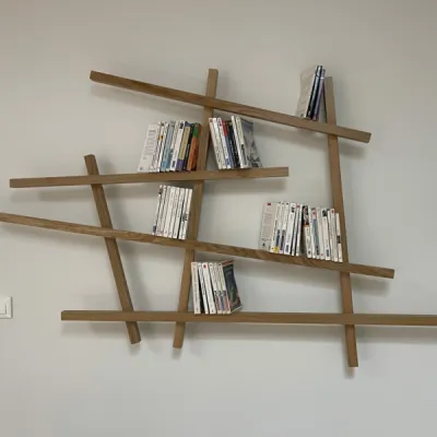 Bibliothèque murale Mikado intégrée au salon, mobilier design et rangement pratique, par l’Atelier D, architecte d'intérieur à Bordeaux