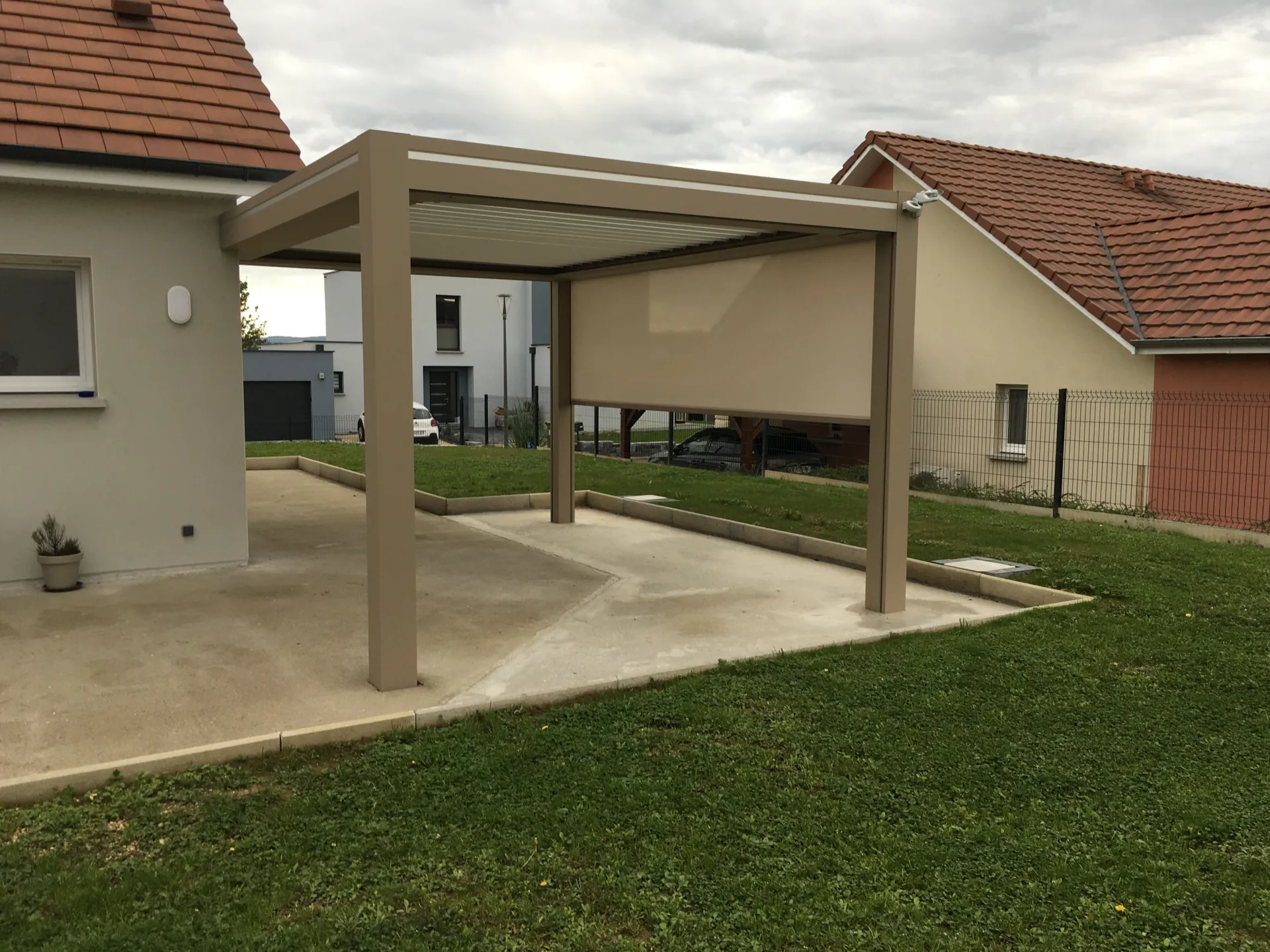 Pergola bioclimatique aluminium beige de 5m x 3,50m avec éclairage intégré dans les lames orientables à Grandvillars près de Montbéliard