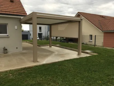 Pergola bioclimatique aluminium beige de 5m x 3,50m avec éclairage intégré dans les lames orientables à Grandvillars près de Montbéliard