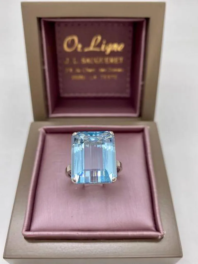 Bague or blanc et grosse topaze bleue rectangulaire de 18 carats en dépôt vente chez Or Ligne à La Teste