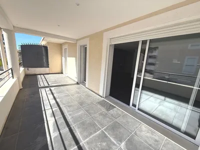 Belle terrasse pour cet appartement en vente dans une résidence avec piscine une residence fermée