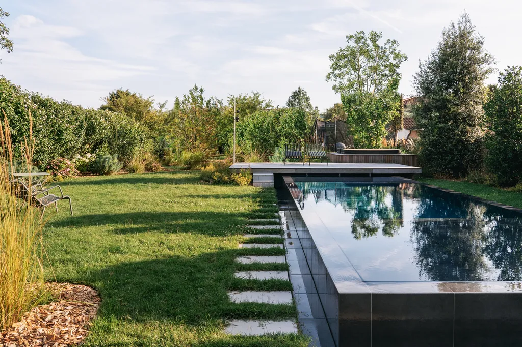 Aménagement paysager complet avec piscine, spa et plantations dans un jardin contemporain à Fleurieu-sur-Saône (69250)