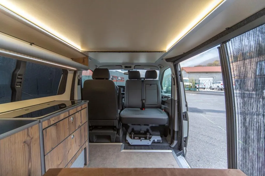 Aménagement VW T6.1 Court sur-mesure à Lyon : van compact à finition bois vieilli et suédine pour le Rhône
