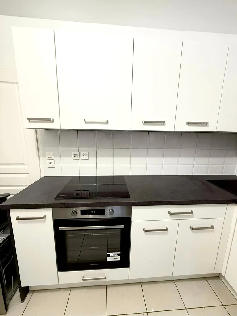 Cuisine équipée blanche et noire à Blagnac en Haute Garonne