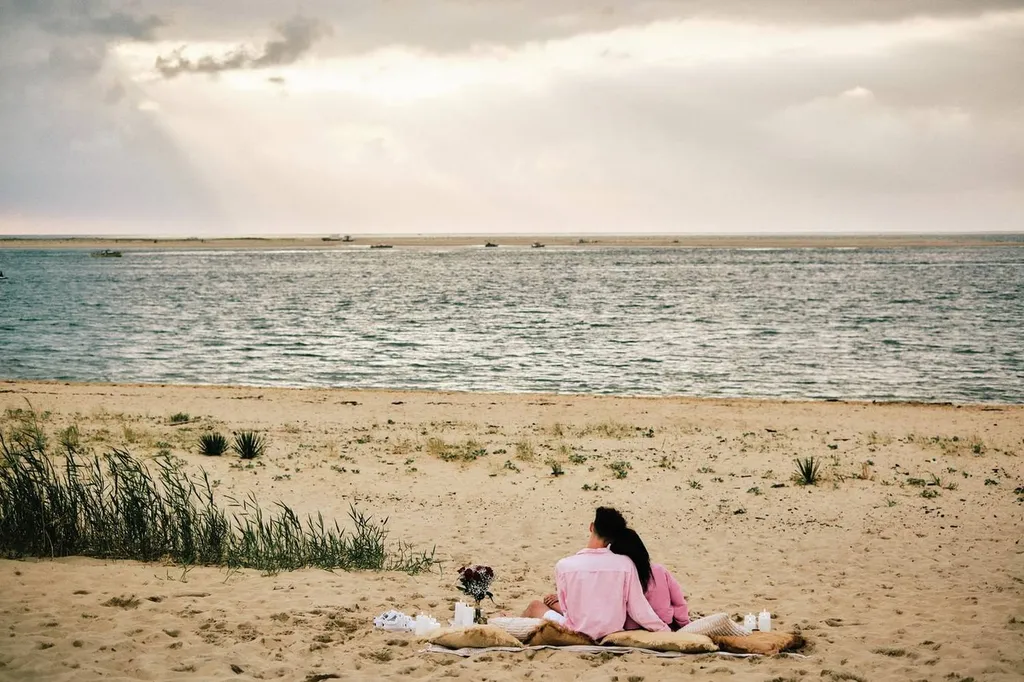 Ayrton et Samia : Une demande en mariage lors d'une séance photo magique, au pied de la Dune du Pyla en Gironde - Les Mariages de Mademoiselle L - Sandra Lexow