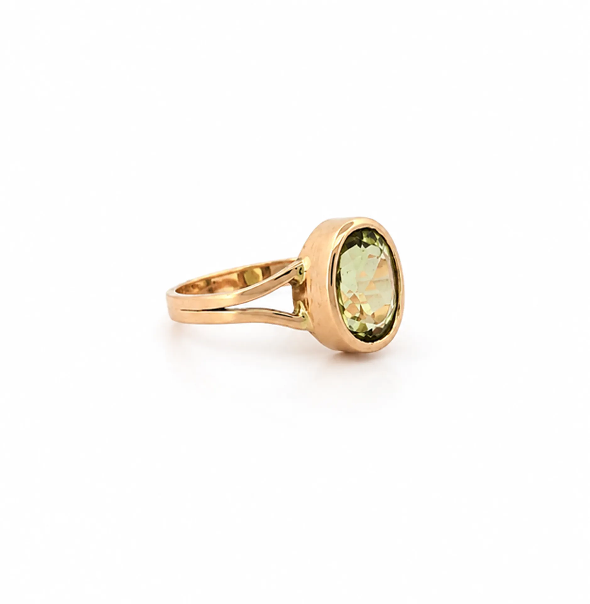 Détail de cette bague en or 18 carats avec améthyste verte facettée, disponible en dépôt-vente sur le Bassin d’Arcachon chez Or Ligne