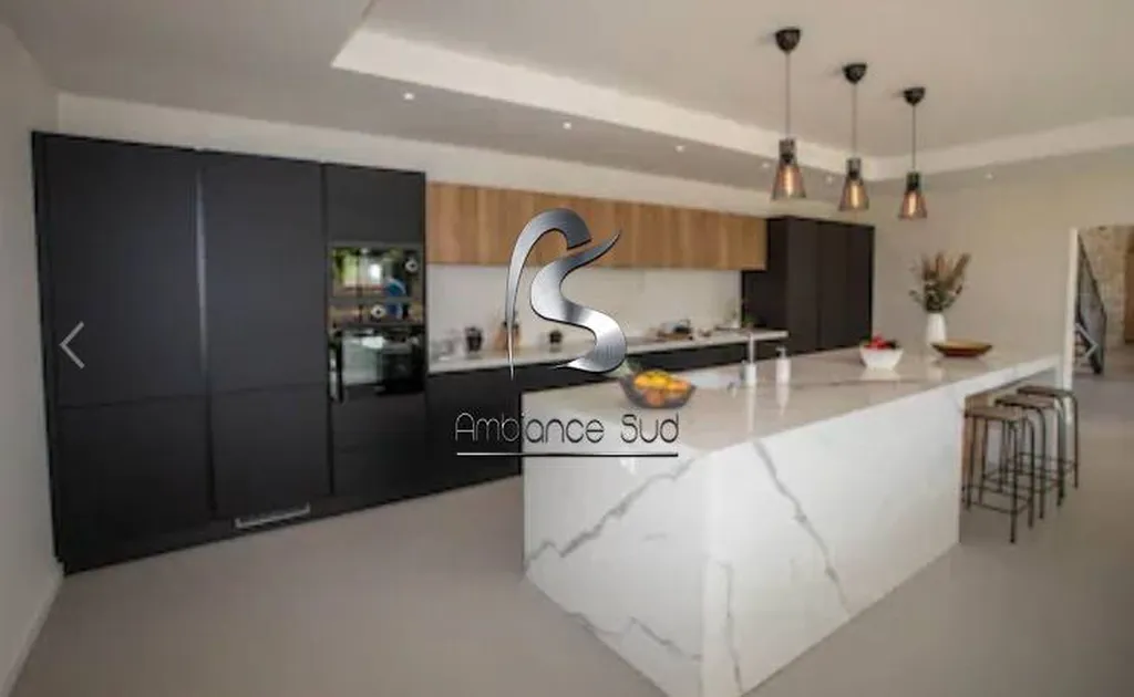 Rénovation du sol d'un mas en béton ciré avec chape mince fibrée et teintée à l’Isle sur la Sorgue dans le Vaucluse