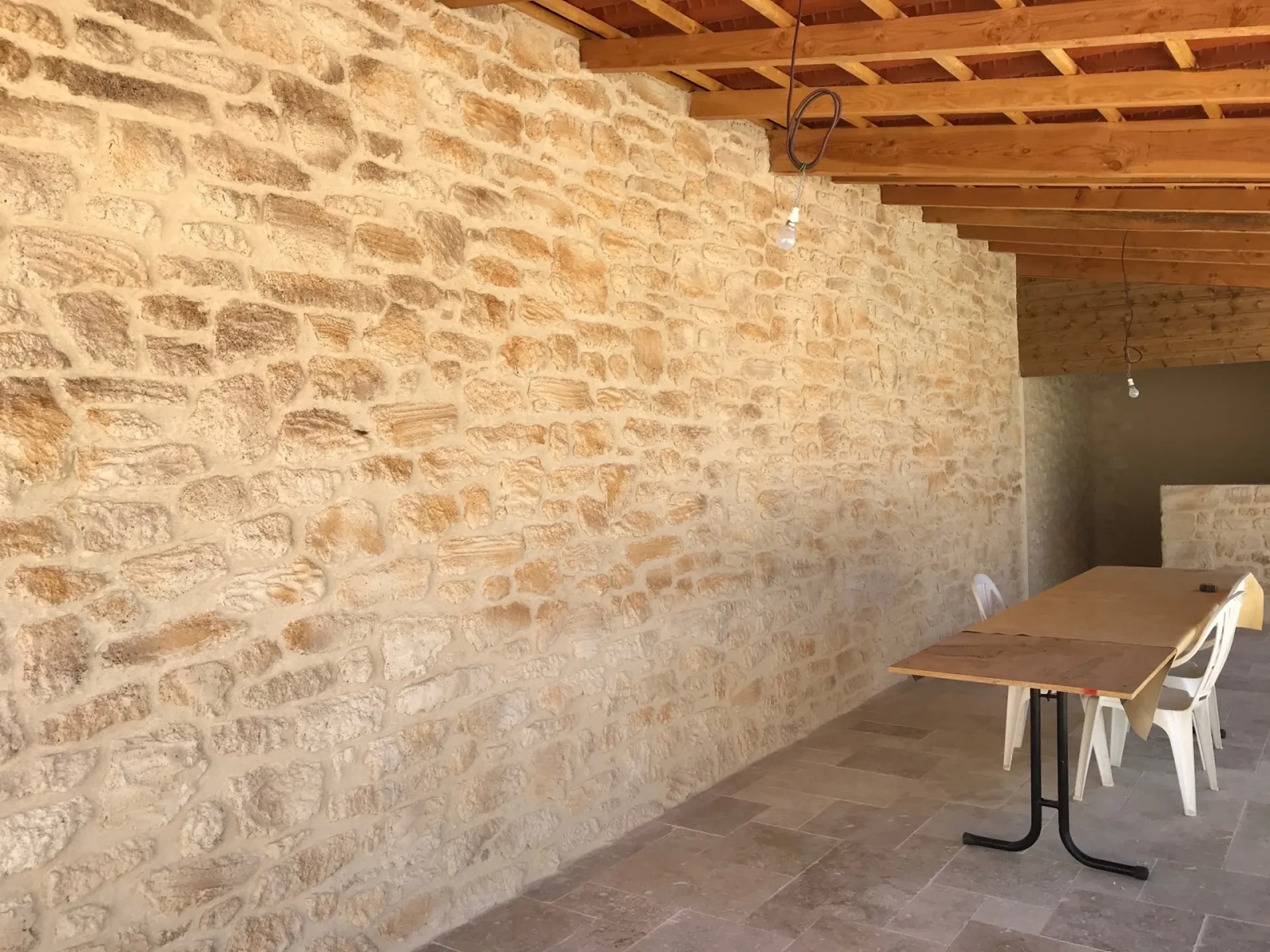 Pool House réalisé en EFFET PIERRE taillée à Lignan-sur-Orb proche de Béziers 