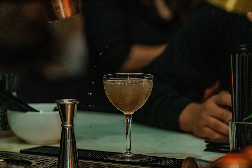 Consultant bar en station de ski : création de cocktails signature d’hiver pour hôtel de luxe
