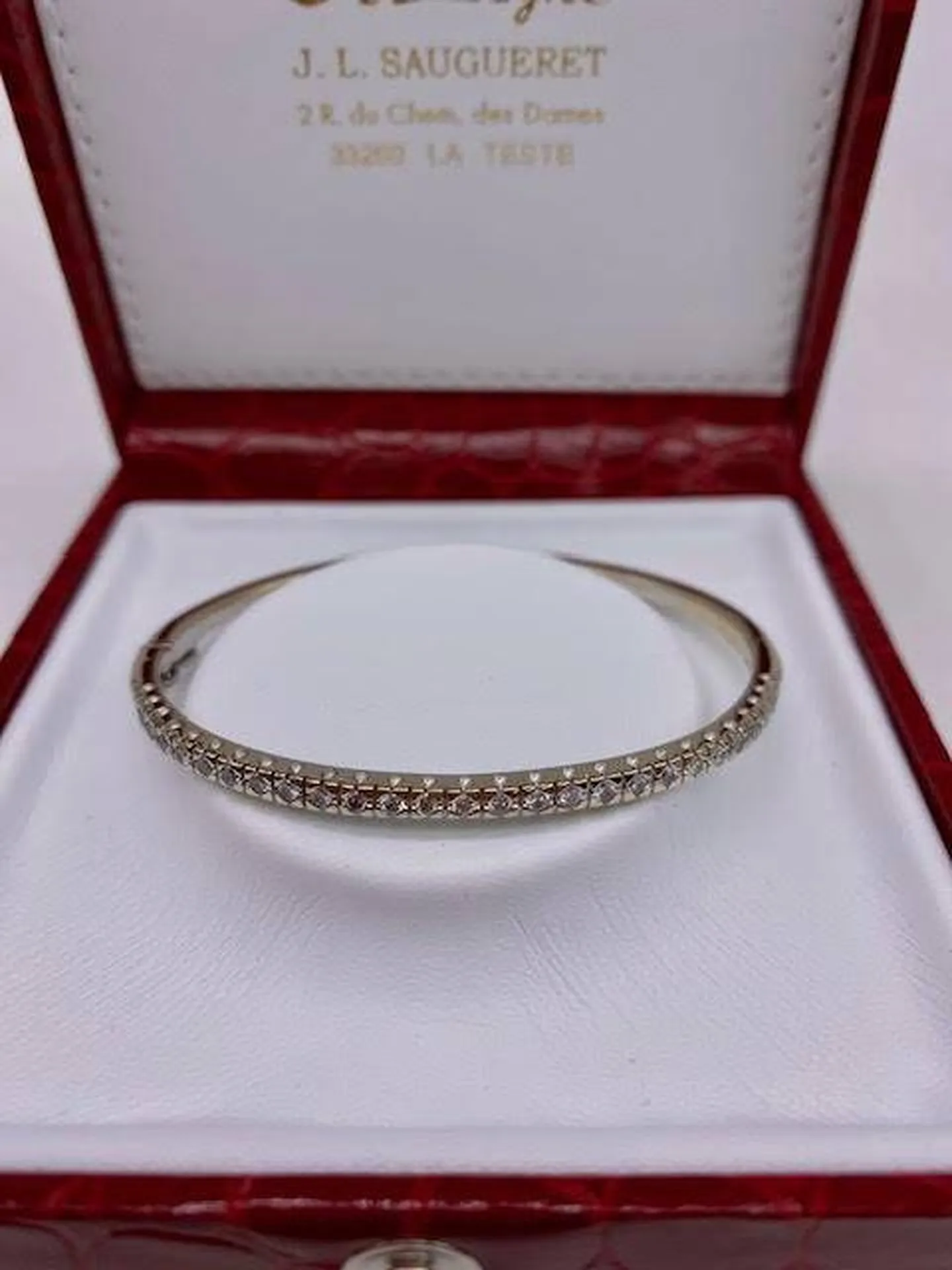 Sublime Jonc en Or Blanc et Diamants : Un Trésor chez Or Ligne à La Teste de Buch près de Bordeaux