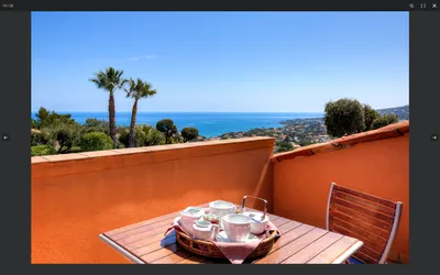 Villa provençale avec vue mer, piscine et jardin méditerranéen — le charme de Saint-Aygulf à deux pas des plages.